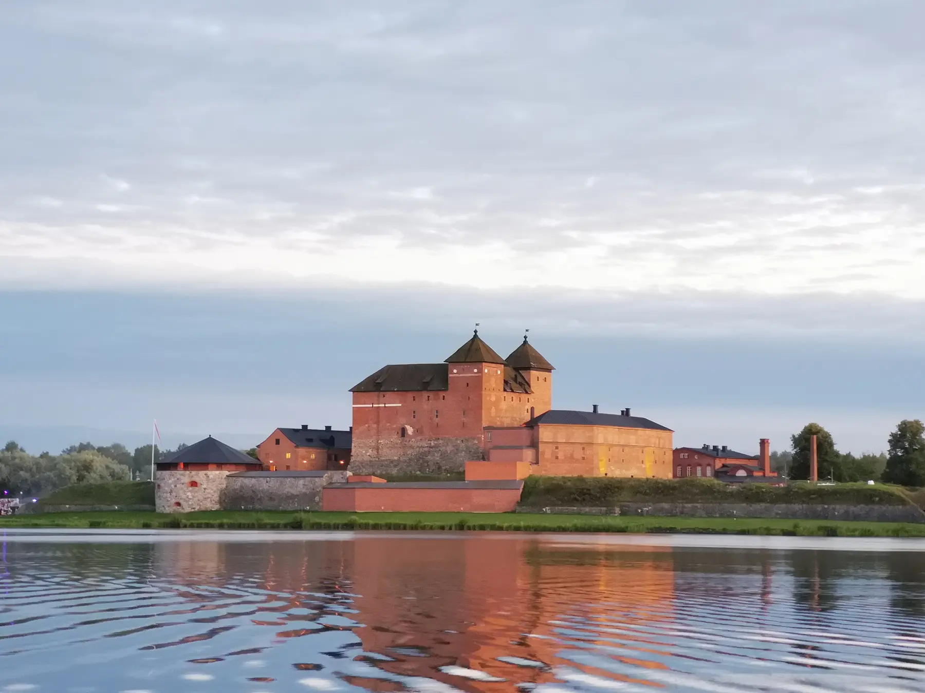 Tavastehus slott och dess spegling i sjön i kvällsljus