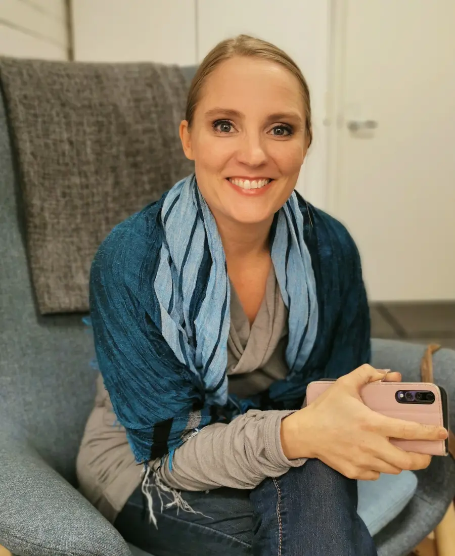 Petra Paimenkallio turkoosissa huivissa
